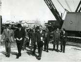 Fotografia de Américo Tomás, acompanhado por Eduardo de Arantes e Oliveira, visitando as obras da Ponte Salazar, atualmente denominada Ponte 25 de Abril