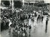 Fotografia de um defile militar em Quelimane durante a visita de estado efetuada por de Américo Tomás a Moçambique