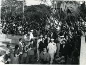 Fotografia de Américo Tomás acompanhado por António Augusto Peixoto Correia na cidade de Maputo circulando no meio da população, por ocasião da visita de estado efetuada a Moçambique