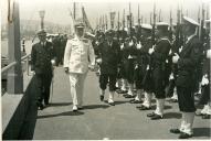 Fotografia de Américo Tomás passando em revista às tropas da Escola de Eletromecânica por ocasião da sua visita ao Centro de Instrução Almirante Wandenkolk (C.I.A.W.)