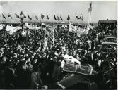 Fotografia de Américo Tomás no interior de um automóvel descapotável sendo saudado pela população no regresso da visita de estado a Moçambique, São Tomé e Príncipe e com passagem em Angola, no Terreiro do Paço, em Lisboa