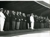 Fotografia de Américo Tomás, acompanhado por Oliveira Salazar e outros elementos do governo, no terreiro do paço durante as cerimónias comemorativas do dia de Portugal, de Camões e das Comunidades Portuguesas 