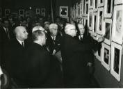 Fotografia de Américo Tomás, acompanhado por José João Gonçalves de Proença, por ocasião da inauguração da Exposição da IV Bienal Internacional de Arte Fotográfica de Marinha Mercante, Aeronavegação e Pesca