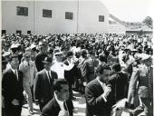 Fotografia de Américo Tomás, acompanhado por António Augusto Peixoto Correia, saudando a população na cidade de Nacala por ocasião da visita de estado efetuada a Moçambique