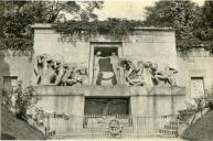 Fotografia do Monumento aos Mortos, erigido no Cimetière du Père Lachaise, em Paris