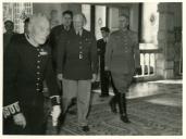 Fotografia de Dwight D. Eisenhower entrando para o Palácio de Belém, em Lisboa, para uma audiência com Óscar Carmona por ocasião da sua participação numa reunião da Organização do Tratado do Atlântico Norte (OTAN-NATO)