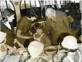 Fotografia de Américo Tomás, rodeado por crianças, por ocasião da visita efetuada à Colónia Balnear infantil da C.U.F. no sítio do Pego Longo, freguesia de Colares