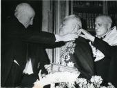 Fotografia de Américo Tomás na Academia de Ciências de Lisboa condecorando Austregésilo de Athayde
