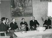 Fotografia de Américo Tomás no Palácio de Belém recebendo o convite dos elementos do Clube de Futebol do Vitória de Setúbal para a inauguração do Estádio do Bonfim