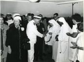 Fotografia de Américo Tomás, acompanhado por Gertrudes Rodrigues Tomás no Colégio-Liceu de Nossa Senhora do Rosário em Xai-Xai, por ocasião da visita de estado efetuada a Moçambique