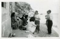 Fotografia de Gertrudes Tomás com as filhas Maria Natália e Maria Madalena, familiares e amigos almoçando na Praia de Alpertuche na Arrábida, em Setúbal