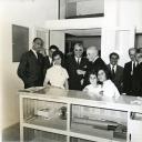 Fotografia de Américo Tomás em Sacavém, acompanhado por José João Gonçalves de Proença, Inocêncio Galvão Teles e por César Moreira Batista, por ocasião da inauguração do Bairro da SACOR