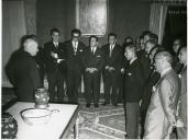 Fotografia de Américo Tomás no Palácio Nacional de Belém, recebendo em audiência com os corpos dirigentes do Sporting Clube de Portugal