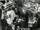 Fotografia de Américo Tomás, acompanhado por José Augusto da Costa Almeida e por António Augusto Peixoto Correia, na Barragem em Vila Pery, atualmente designada Chimoio, por ocasião da visita de estado efetuada a Moçambique