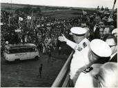 Fotografia de Américo Tomás, acompanhado por António Augusto Peixoto, inaugurando a ponte sobre o rio Limpopo em Xai-Xai, por ocasião da visita de estado efetuada a Moçambique