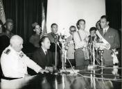Fotografia de Américo Tomás, acompanhado por José Augusto da Costa Almeida, em Quelimane durante uma cerimónia oficial por ocasião da visita de estado efetuada a Moçambique