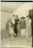 Fotografia de Américo Tomás na companhia de Gertrudes Ribeiro da Costa e das suas duas irmãs, durante uma visita à vila de Sintra
