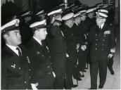 Fotografia de Américo Tomás, acompanhado pelo por Quintanilha e Mendonça Dias, em Pedrouços, presidindo à sessão solene de juramento da bandeira e abertura do novo ano letivo da Escola Naval