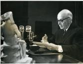 Fotografia de Américo Tomás gravando a mensagem de Ano Novo no Palácio de Belém