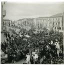 Fotografia de Américo Tomás em Vila Real saudando a população, por ocasião da visita oficial efetuada ao norte de Portugal