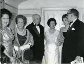 Fotografia de Américo Tomás, acompanhado por Gertrudes Rodrigues Tomás e pela fila Maria Natália, por José Henrique de Azeredo Perdigão e por Madalena de Azeredo Perdigão, no Teatro Nacional de São Carlos, por ocasião da apresentação da ópera La Spinalba
