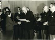 Fotografia de Américo Tomás, Francisco da Costa Gomes, responsáveis do Instituto e aluna, por ocasião da abertura solene do ano lectivo do Instituto de Odivelas, em Odivelas