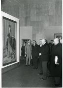 Fotografia de Américo Tomás presidindo à Inauguração da Feira das Indústrias, durante a qual visita a exposição de pintura "Um Século de Pintura Francesa"