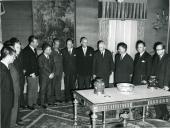 Fotografia de Américo Tomás no Palácio Nacional de Belém, recebendo em audiência as forças vivas de Coimbra