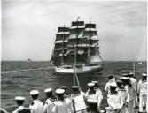 Fotografia da Regata Internacional Lisboa-Bermudas, que contou com a participação de doze países e os seus respetivos veleiros, tendo Portugal também participado com o navio-escola Sagres