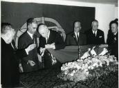 Fotografia de Américo Tomás condecorando os estandarte do Jardim Zoológico de Lisboa, por ocasião da cerimónia comemorativa dos 80 anos da sua fundação e dos 60 anos da sua instalação nas Laranjeiras