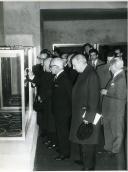 Fotografia de Américo Tomás, acompanhado por César Moreira Batista  e por José Henrique de Azeredo Perdigão, na Sociedade Nacional de Belas-Artes, presidindo à inauguração da exposição de arte Inca intitulada "Ouros do Perú".