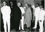 Fotografia de Américo Tomás no Palácio de Belém, recebendo em audiência os comandantes dos navios que participaram na regata à vela Lisboa-Bermudas