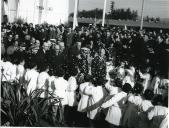 Fotografia de Américo Tomás acompanhado por Alfredo Rodrigues dos Santos Júnior, no Tramagal, por ocasião da visita efetuada à Metalúrgica Duarte Ferreira