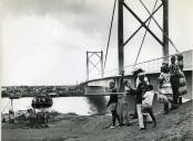 Fotografia de populares junto da nova ponte sobre o rio Limpopo em Xai-Xai, por ocasião da visita de estado de Américo Tomás efetuada a Moçambique