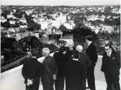 Fotografia de Américo Tomás, acompanhado por Alfredo Rodrigues dos Santos Júnior, por ocasião da inauguração do Hotel Estoril-Sol