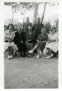 Fotografia de Gertrudes Tomás, mulher de Américo Tomás, com as filhas Maria Natália e Maria Madalena, familiares e amigos por ocasião da sua visita ao norte de Portugal