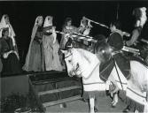 Fotografia de donzelas e cavaleiros durante um torneio medieval no Campo Grande, em Lisboa, que participaram na representação de "Os Doze de Inglaterra"