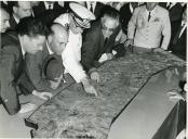 Fotografia de Américo Tomás observando um mapa hidrográfico na cidade da Beira, durante a visita de estado a Moçambique