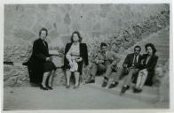 Fotografia de Gertrudes Tomás com as filhas Maria Natália e Maria Madalena, familiares e amigos na Praia de Santa Cruz, em Torres Vedras
