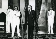 Fotografia de António de Spínola, assistindo ao discurso de Manuel Pereira Crespo por ocasião da sua visita à Guiné-Bissau