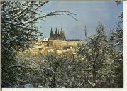 Postal ilustrado com uma imagem de Praga. 