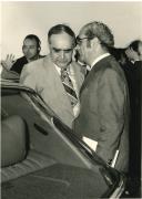Fotografia de Costa Gomes conversando com António de Spínola depois da chegada do chefe do Estado dos Açores