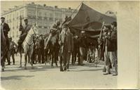Fotografia dum grupo de revolucionários na zona da Rotunda, por ocasião da revolução de 5 de outubro de 1910