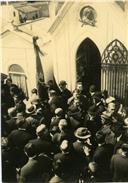 Fotografia de multidão junto ao jazigo de António José de Almeida no cemitério do Alto de S. João.