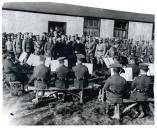 Fotografia de Bernardino Machado, na Escola de Winchester, por ocasião da visita de Estado que efetuou a Inglaterra