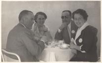 Fotografia de António de Spínola e Maria Helena Martin Monteiro de Barros com um grupo de amigos