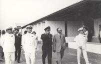 Fotografia de António de Spínola, com Francisco da Costa Gomes, por ocasião da sua deslocação à província da Guiné