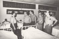 Fotografia de Francisco da Costa Gomes, visitando o hospital de Bissau, por ocasião da deslocação que efectuou à Guiné