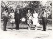 Fotografia de António de Spínola e Maria Helena Martin Monteiro de Barros, na fonteira com o Senegal, com Azeredo Perdigão, presidente da Fundação Calouste Gulbenkian, por ocasião da visita deste à Guiné.