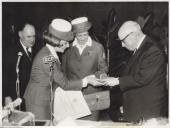 Fotografia de Maria Helena Martin Monteiro de Barros recebendo uma condecoração de Américo Tomás
